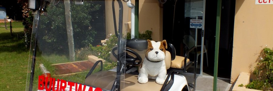 Uilkraal Buurtwag se Gholfkar voor hulle kantoor, met die nuutste Buurtwaglid, Brutus, in een van die 3 Gholfkarre en “gereed vir enige aksie”